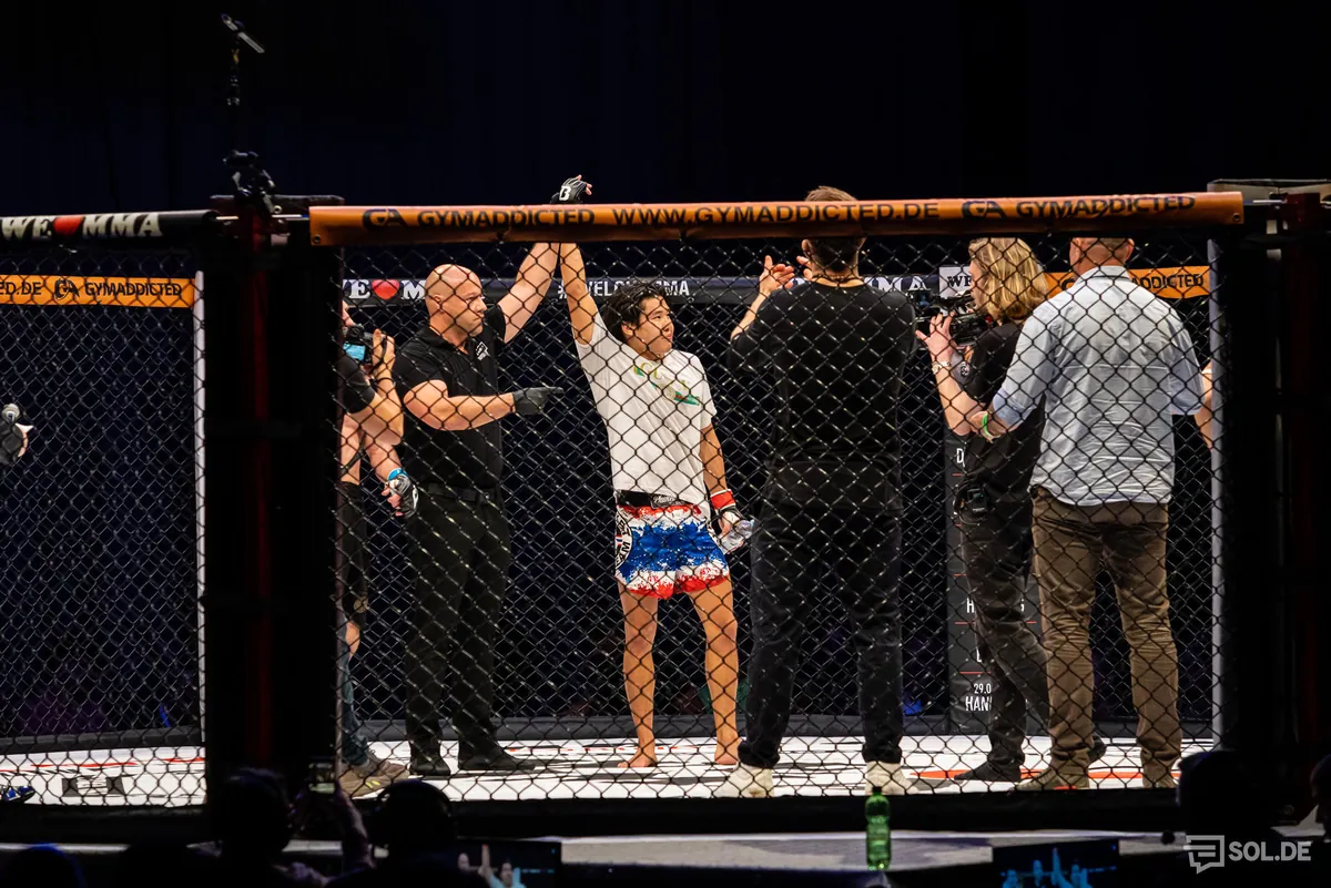 Marcus Bock im Kaefig beim MMA-Kampf